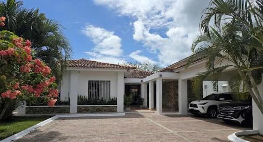 Palmeras del golf 495,000 Neg Cerca de playa y club golf