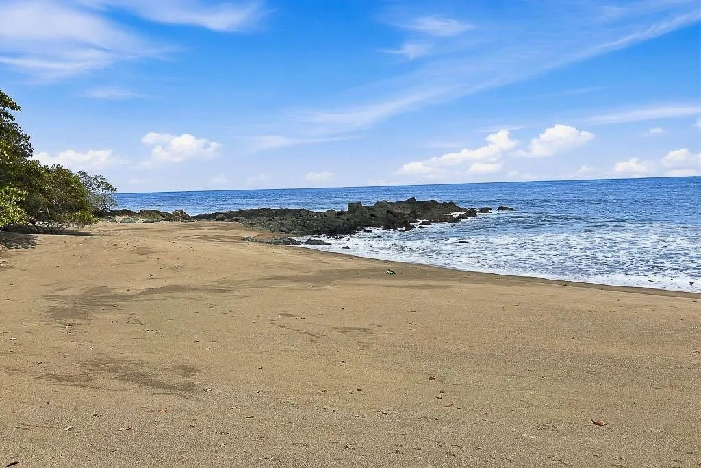 Lote frente al mar en Costa Pedasí – 35 m de frente premium