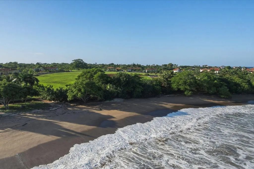 Lote frente al mar en Costa Pedasí – 35 m de frente premium