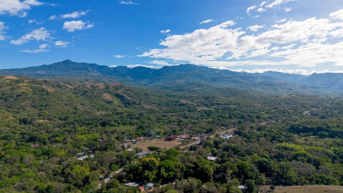 Terreno plano de 9.445 m² en calle pavimentada en venta en Caldera