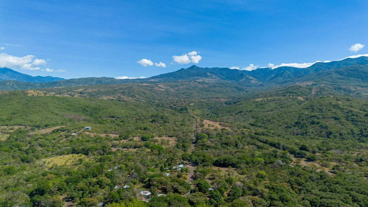 Terreno plano de 9.445 m² en calle pavimentada en venta en Caldera