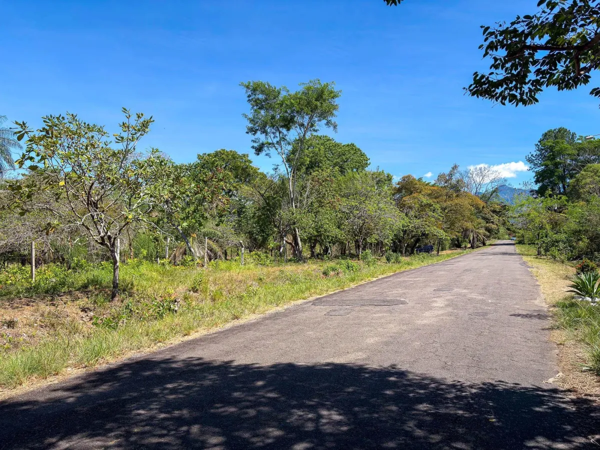 Terreno plano de 9.445 m² en calle pavimentada en venta en Caldera