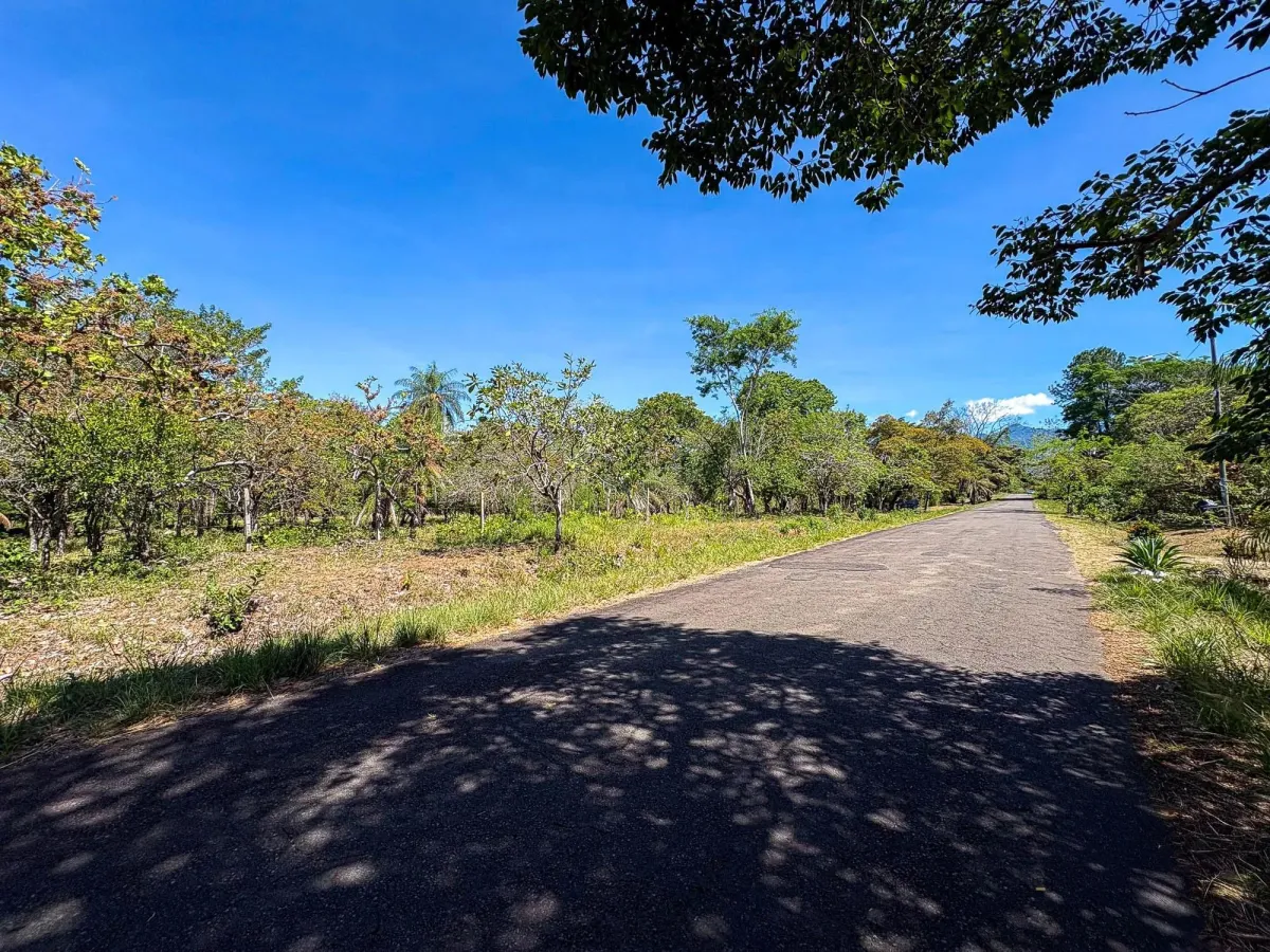 Terreno plano de 9.445 m² en calle pavimentada en venta en Caldera