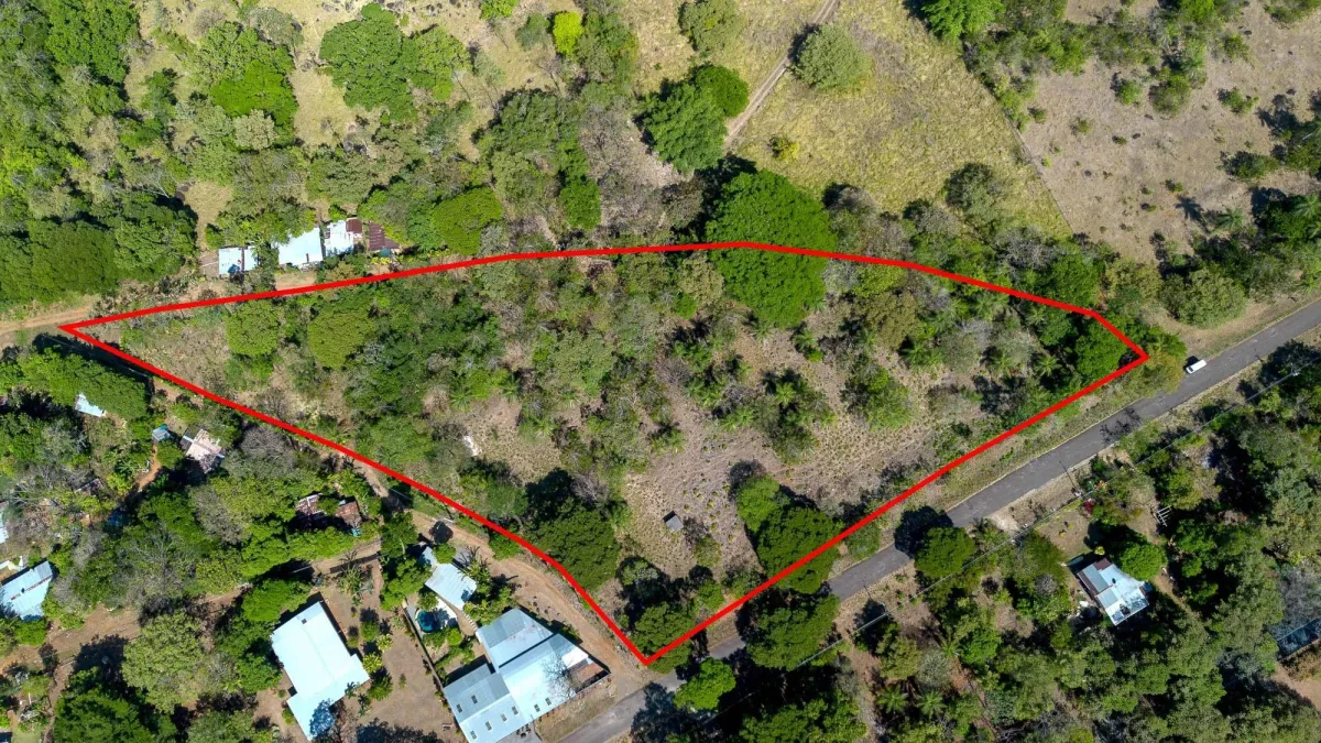 Terreno plano de 9.445 m² en calle pavimentada en venta en Caldera