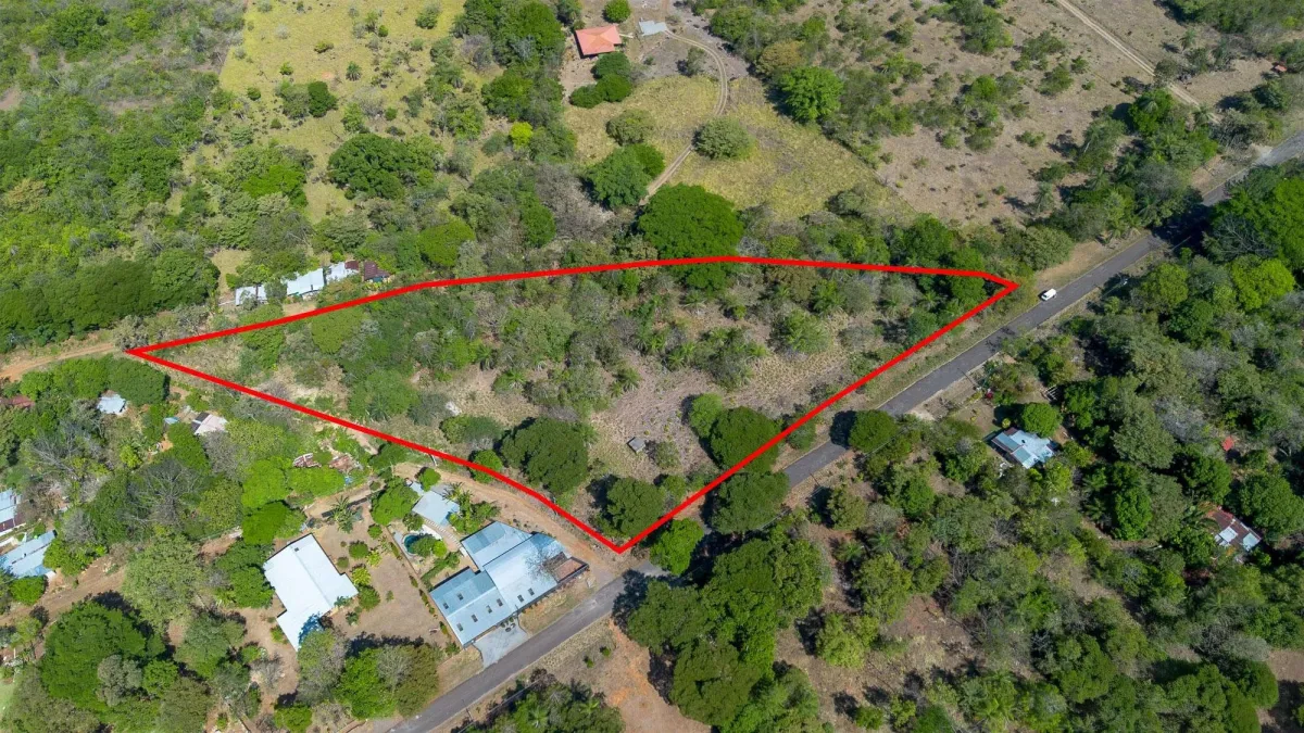 Terreno plano de 9.445 m² en calle pavimentada en venta en Caldera