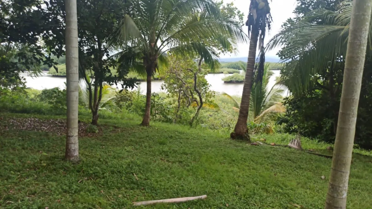 Península con casa y acceso al mar