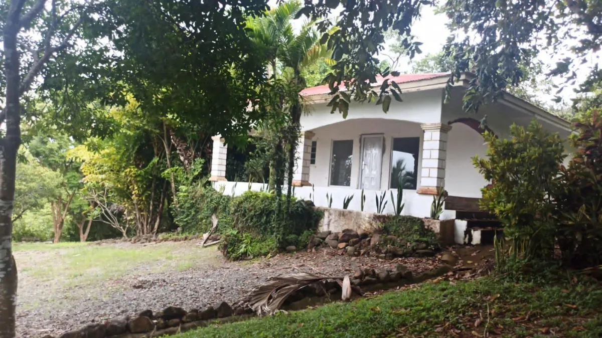 Península con casa y acceso al mar