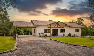 Nueva casa Potrerillos con acabados de calidad.