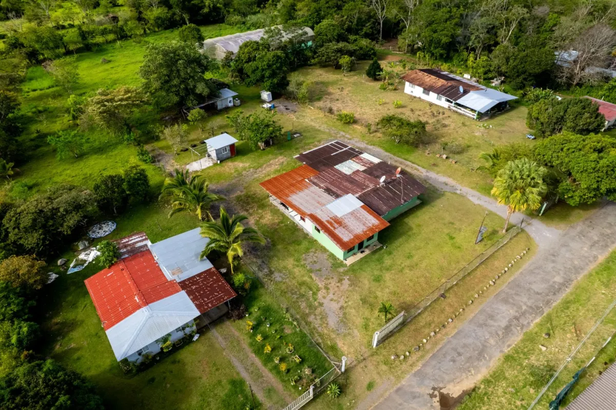 Amplio Terreno con Encantadora Casita en Potrerillos Arriba