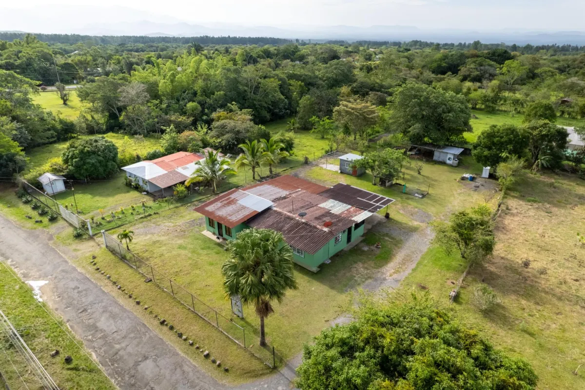 Amplio Terreno con Encantadora Casita en Potrerillos Arriba