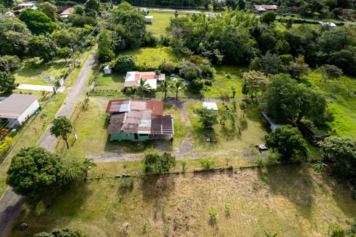 Amplio Terreno con Encantadora Casita en Potrerillos Arriba