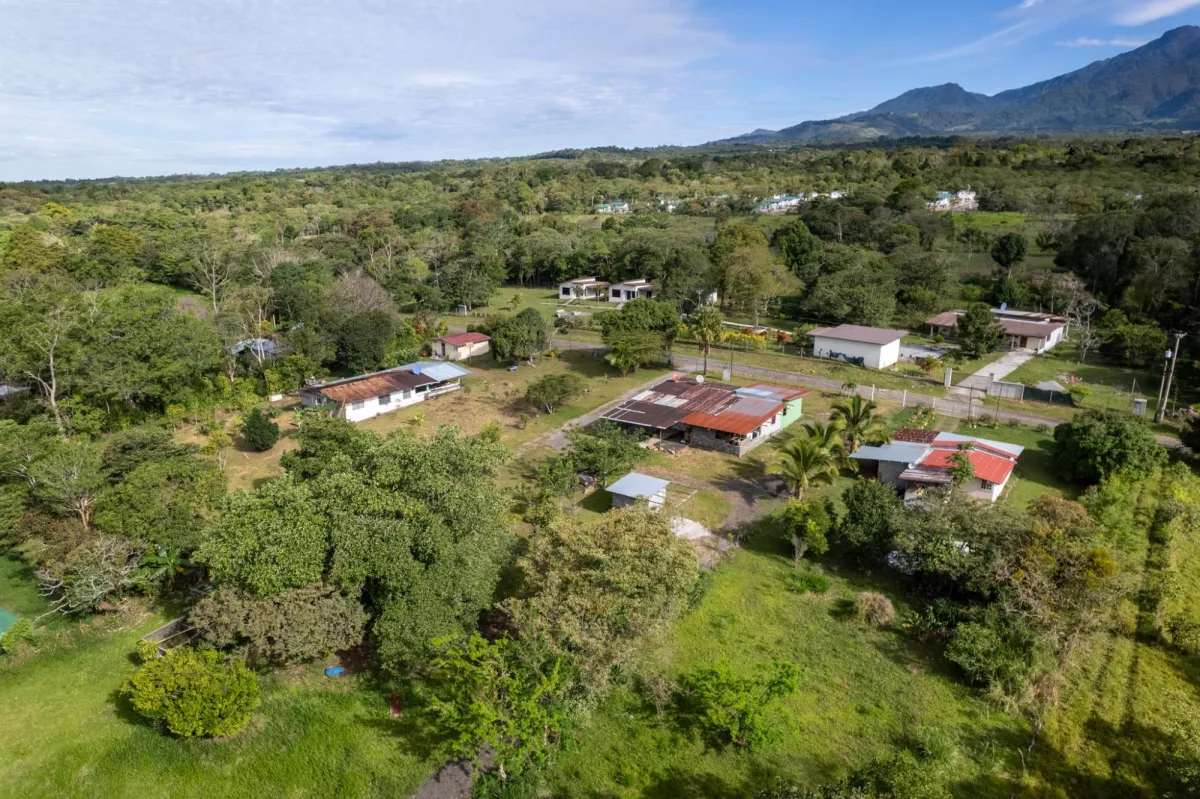 Amplio Terreno con Encantadora Casita en Potrerillos Arriba