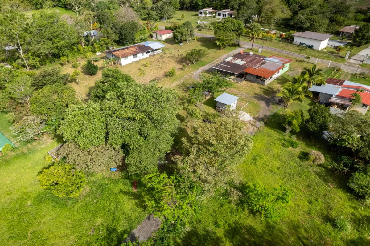 Amplio Terreno con Encantadora Casita en Potrerillos Arriba