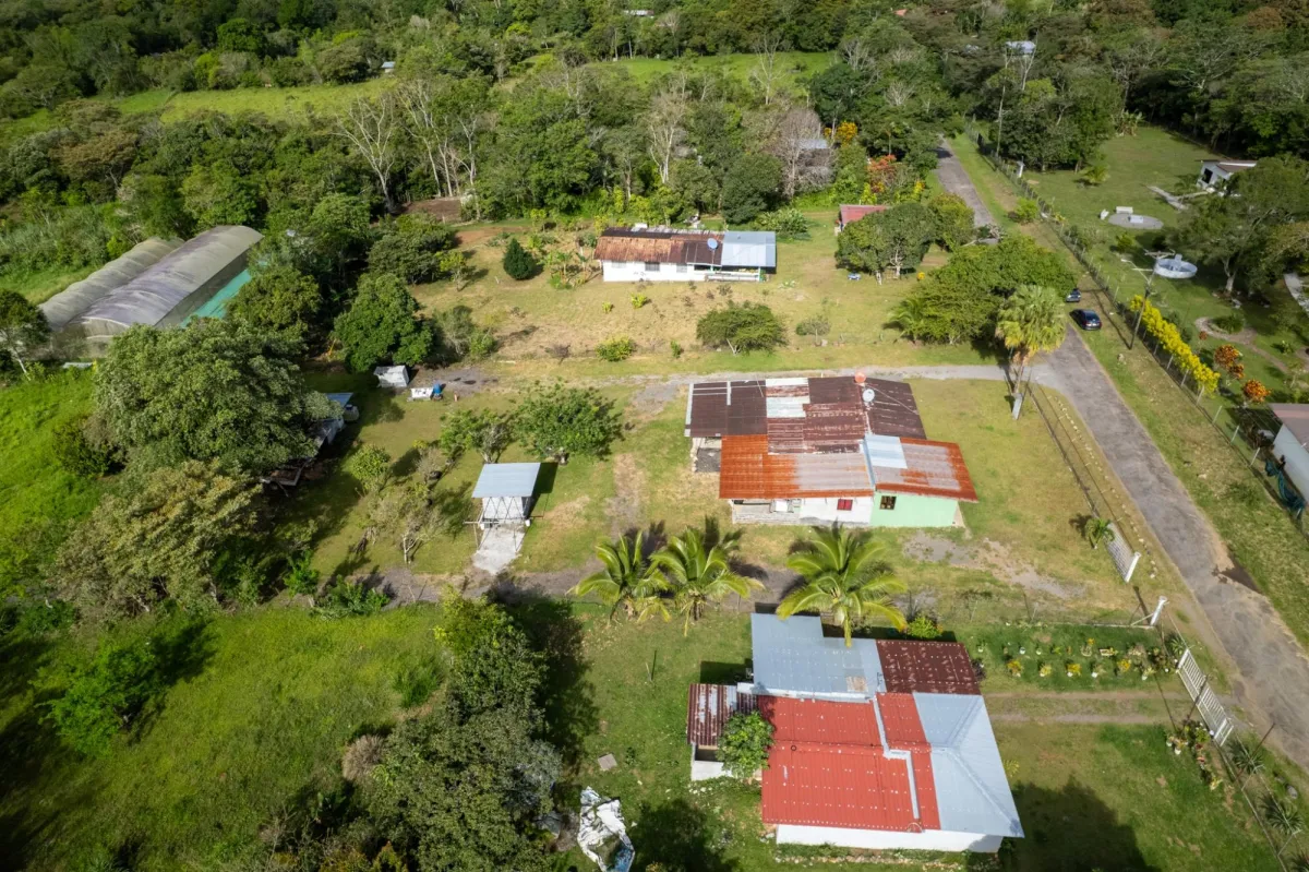 Amplio Terreno con Encantadora Casita en Potrerillos Arriba