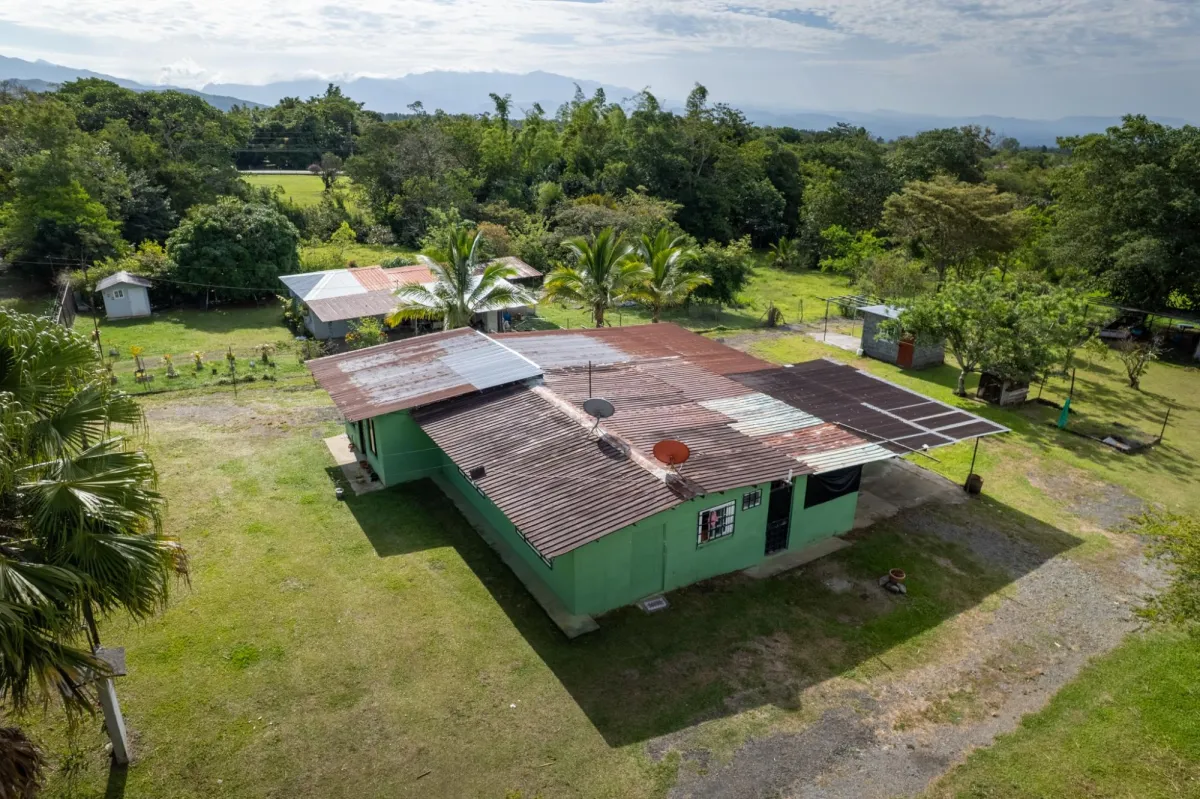 Amplio Terreno con Encantadora Casita en Potrerillos Arriba