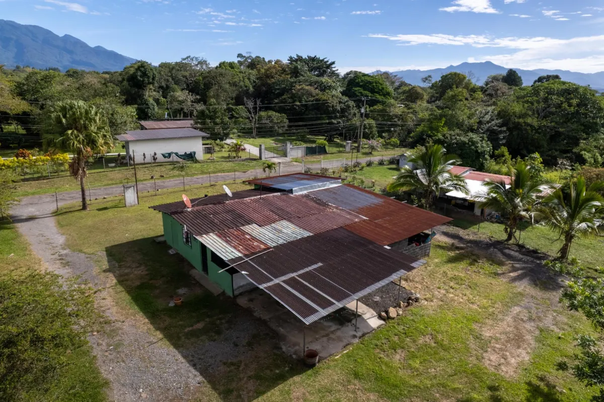 Amplio Terreno con Encantadora Casita en Potrerillos Arriba