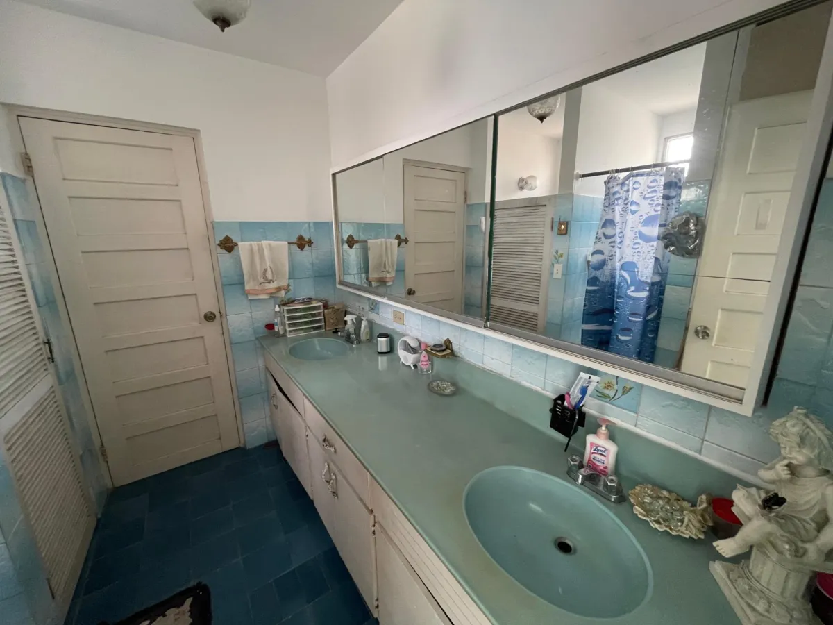 Two-story house with elev/ sale in Hato Pintado