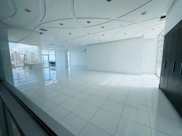 Beautiful apt apartment for sale facing the bay.