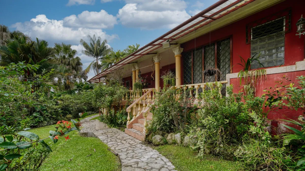 Finca residencial de 3,69 hectáreas con lagos, río y bosque.
