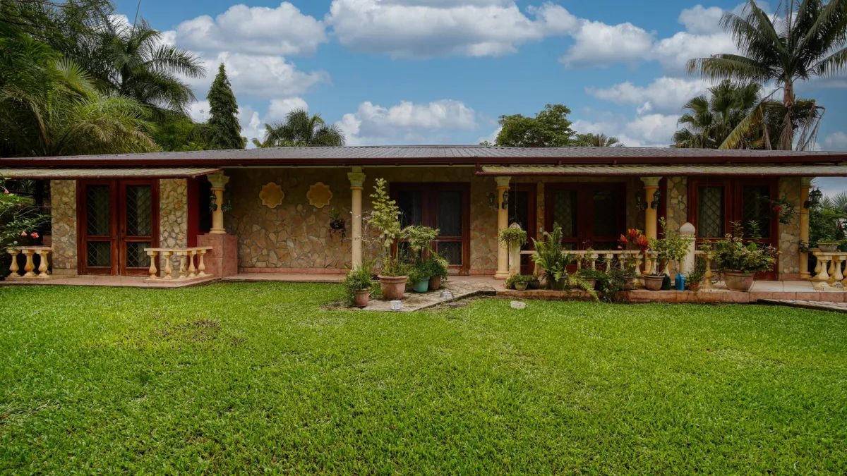 Finca residencial de 3,69 hectáreas con lagos, río y bosque.