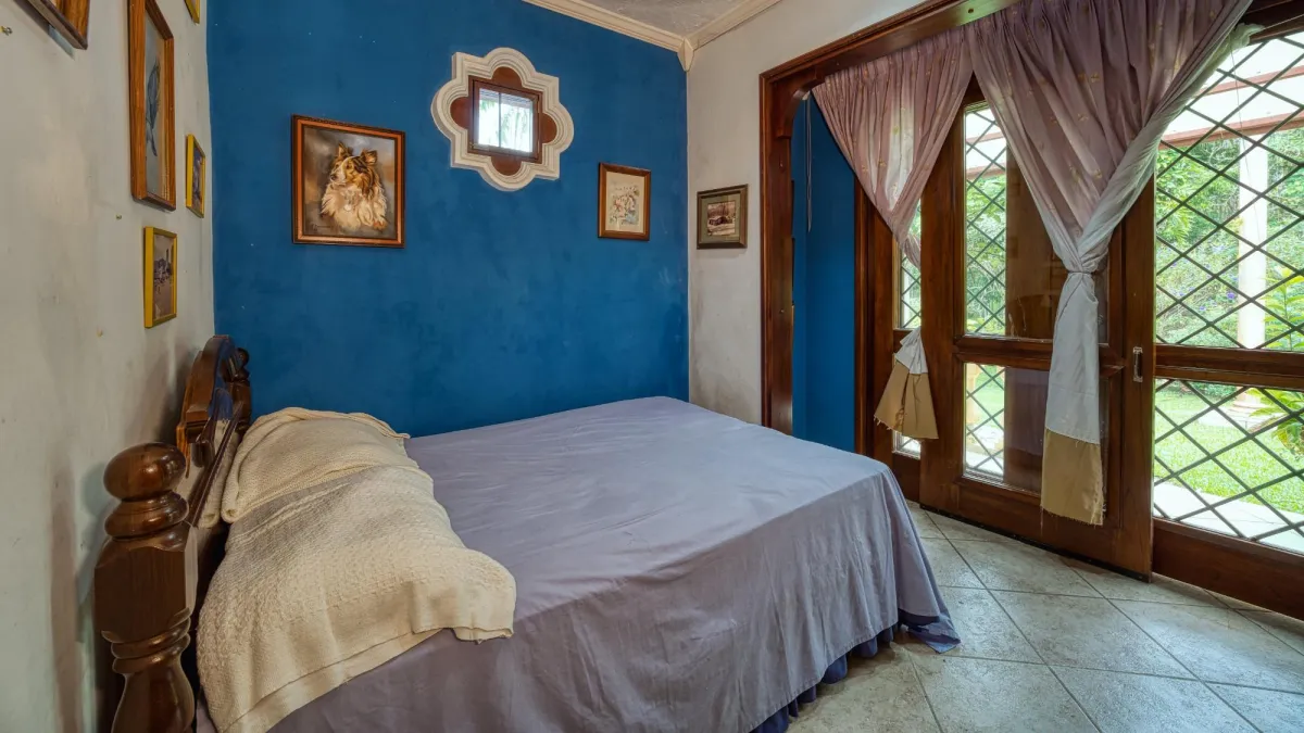 Finca residencial de 3,69 hectáreas con lagos, río y bosque.