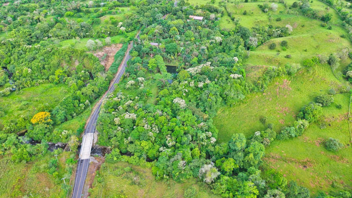 Finca residencial de 3,69 hectáreas con lagos, río y bosque.
