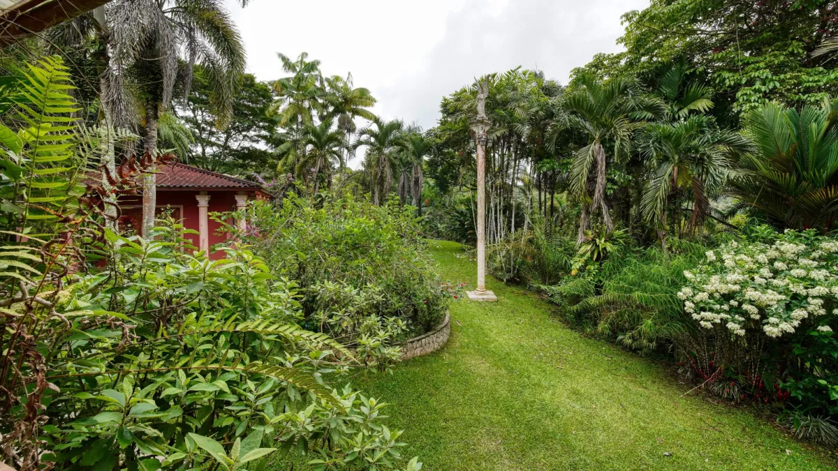 Finca residencial de 3,69 hectáreas con lagos, río y bosque.