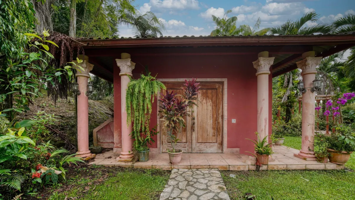 Finca residencial de 3,69 hectáreas con lagos, río y bosque.