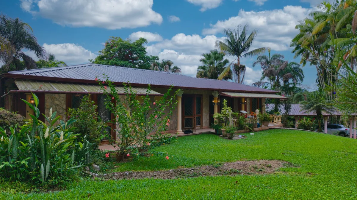 Finca residencial de 3,69 hectáreas con lagos, río y bosque.