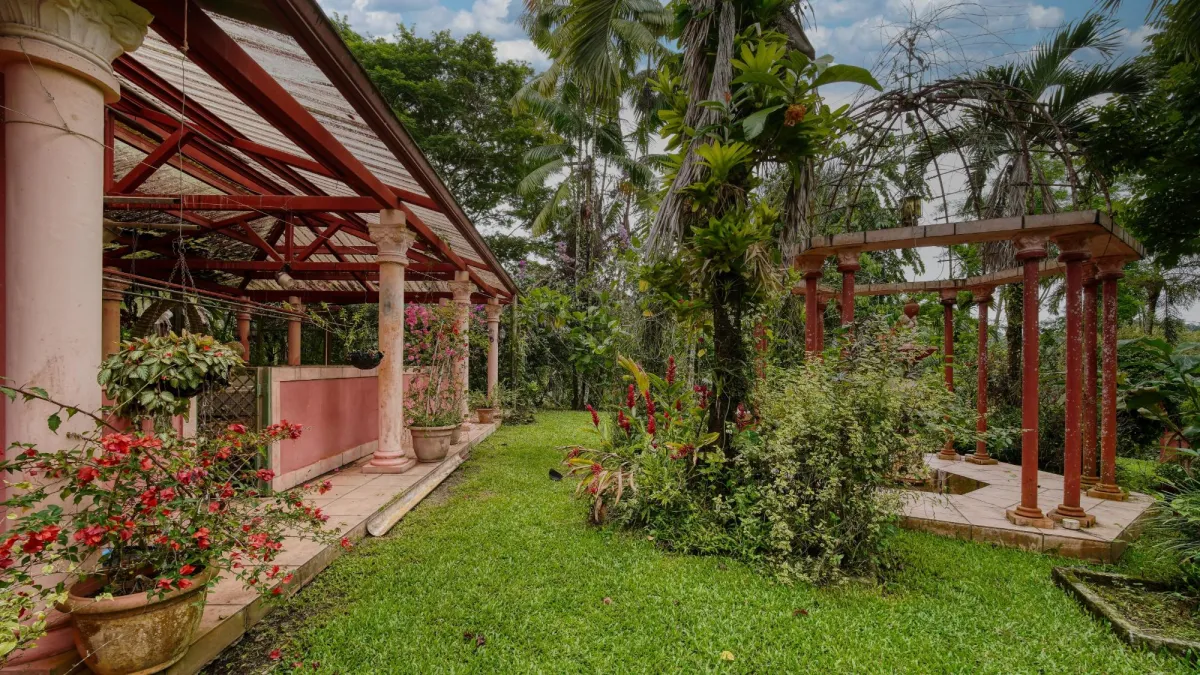Finca residencial de 3,69 hectáreas con lagos, río y bosque.