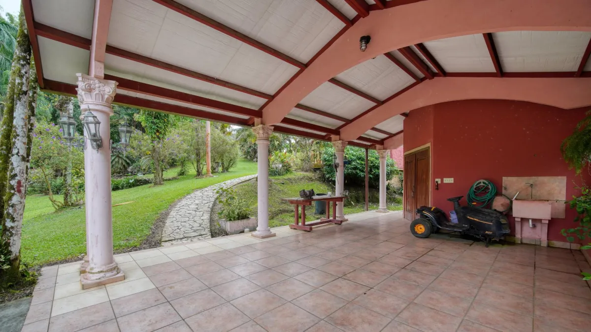 Finca residencial de 3,69 hectáreas con lagos, río y bosque.