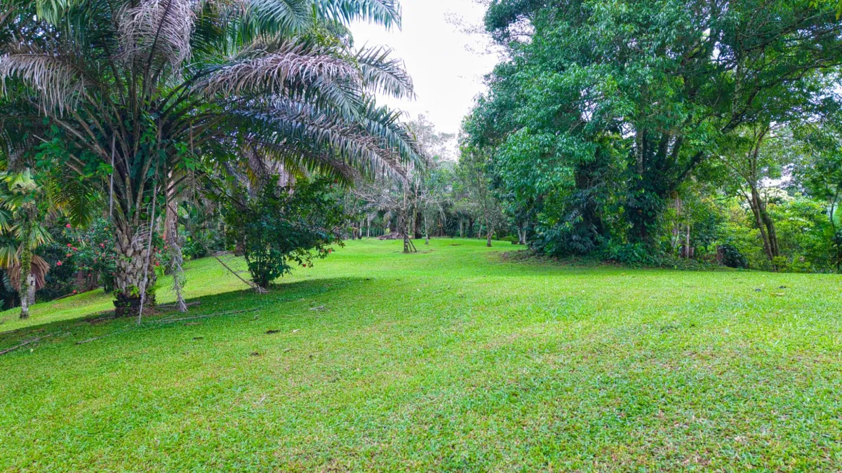 Finca residencial de 3,69 hectáreas con lagos, río y bosque.