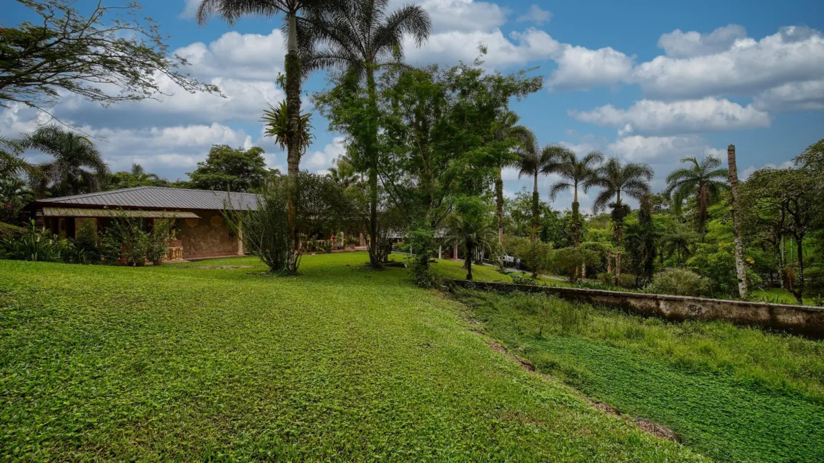 Finca residencial de 3,69 hectáreas con lagos, río y bosque.