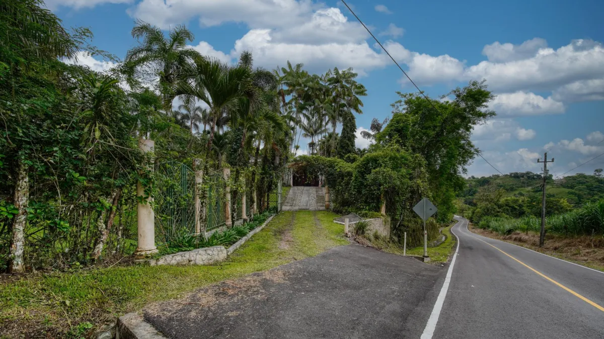 Finca residencial de 3,69 hectáreas con lagos, río y bosque.