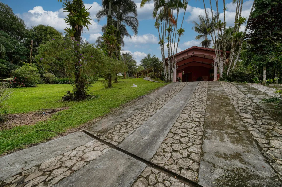Finca residencial de 3,69 hectáreas con lagos, río y bosque.