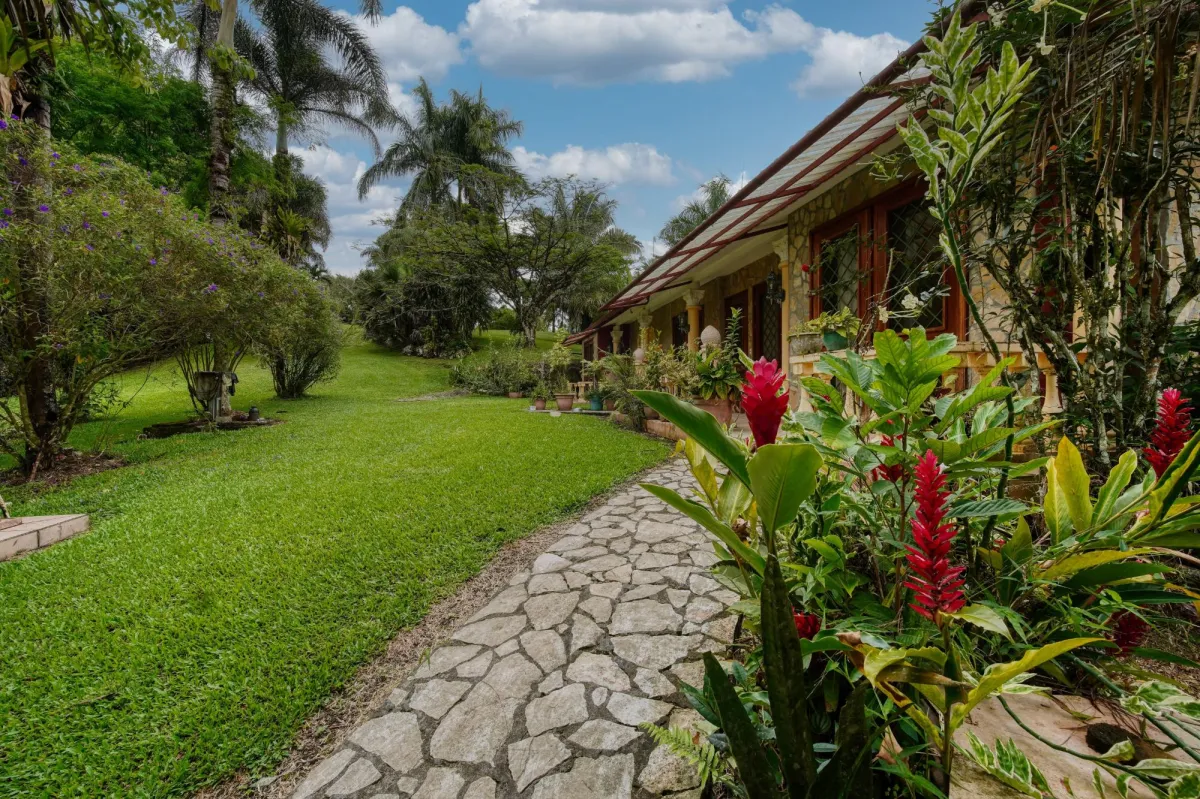 Finca residencial de 3,69 hectáreas con lagos, río y bosque.