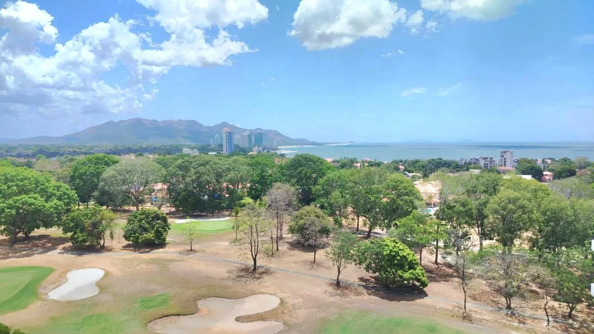 APARTAMENTO EN VENTA CON VISTAS AL CAMPO DE GOLF OCEANO Y MONTANA