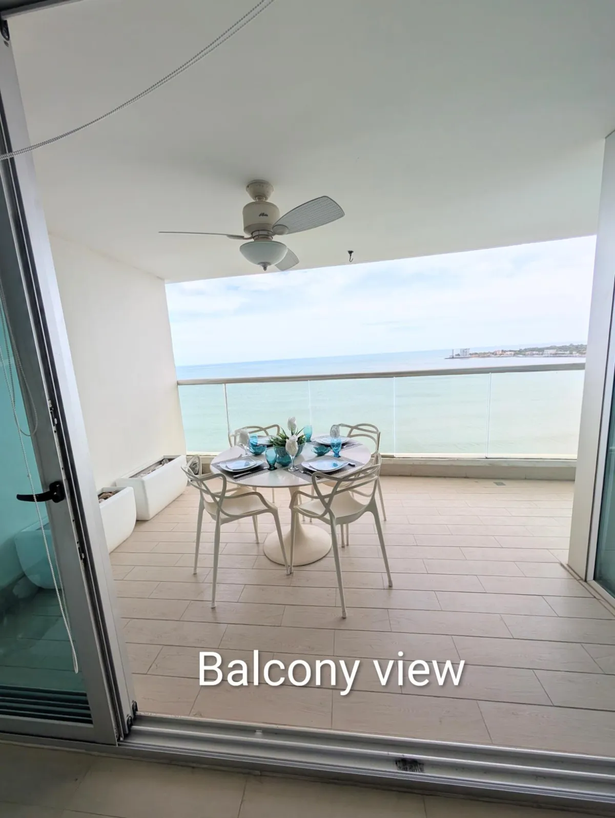 Beachfront Living condo Gorgona close to Coronado
