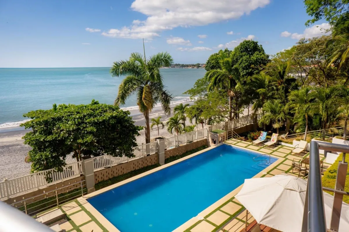 Beachfront Living condo Gorgona close to Coronado