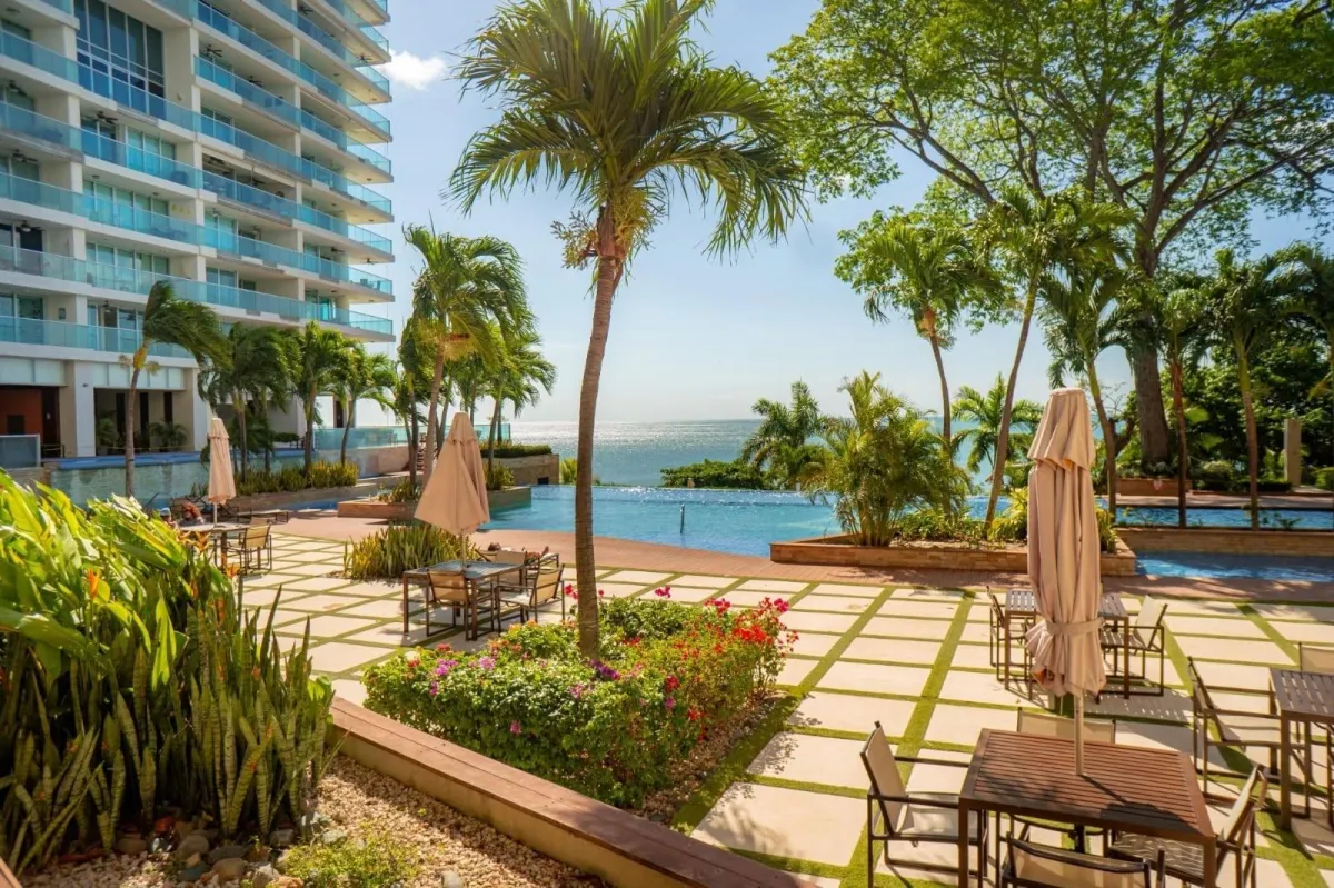 Beachfront Living condo Gorgona close to Coronado