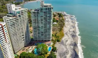 Beachfront Living condo Gorgona close to Coronado