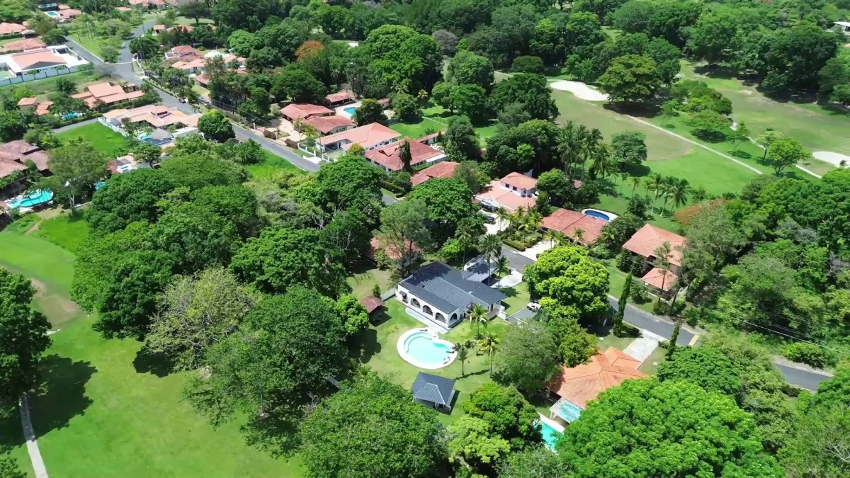 Lujosa residencia frente al campo de golf en Coronado.