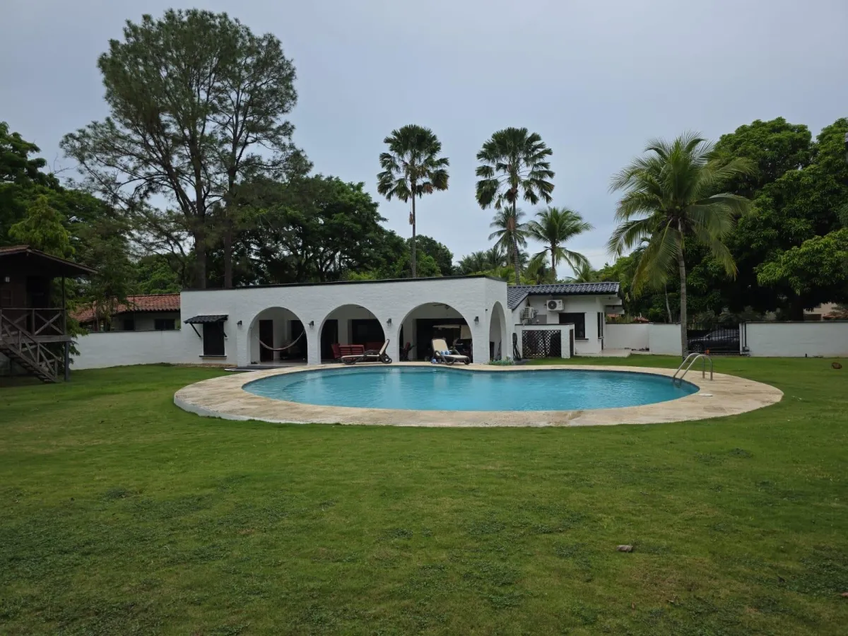 Lujosa residencia frente al campo de golf en Coronado.