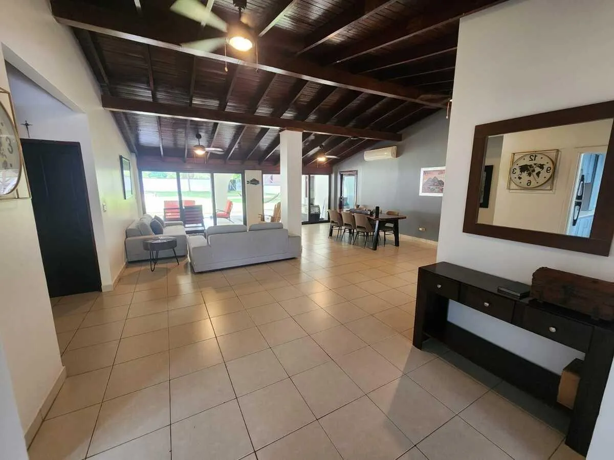 Lujosa residencia frente al campo de golf en Coronado.