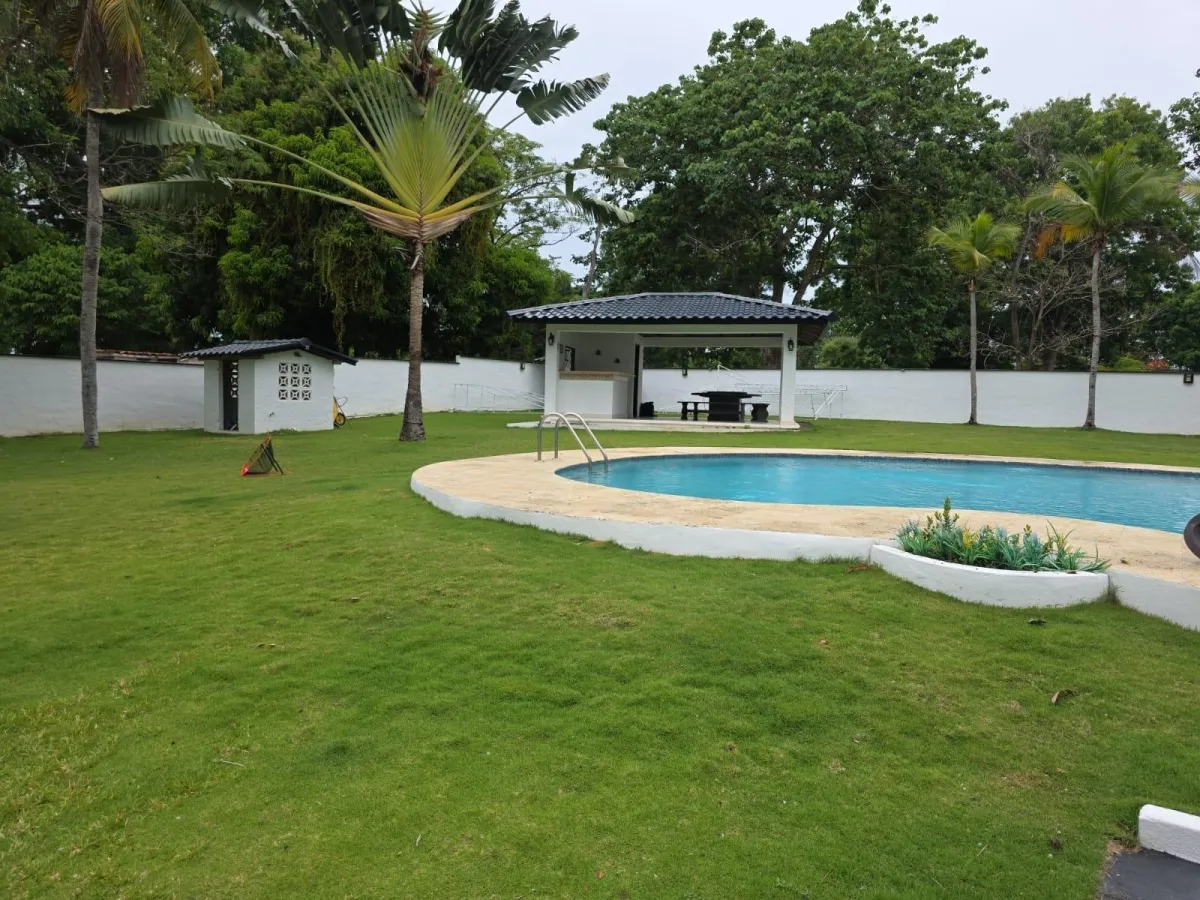 Lujosa residencia frente al campo de golf en Coronado.