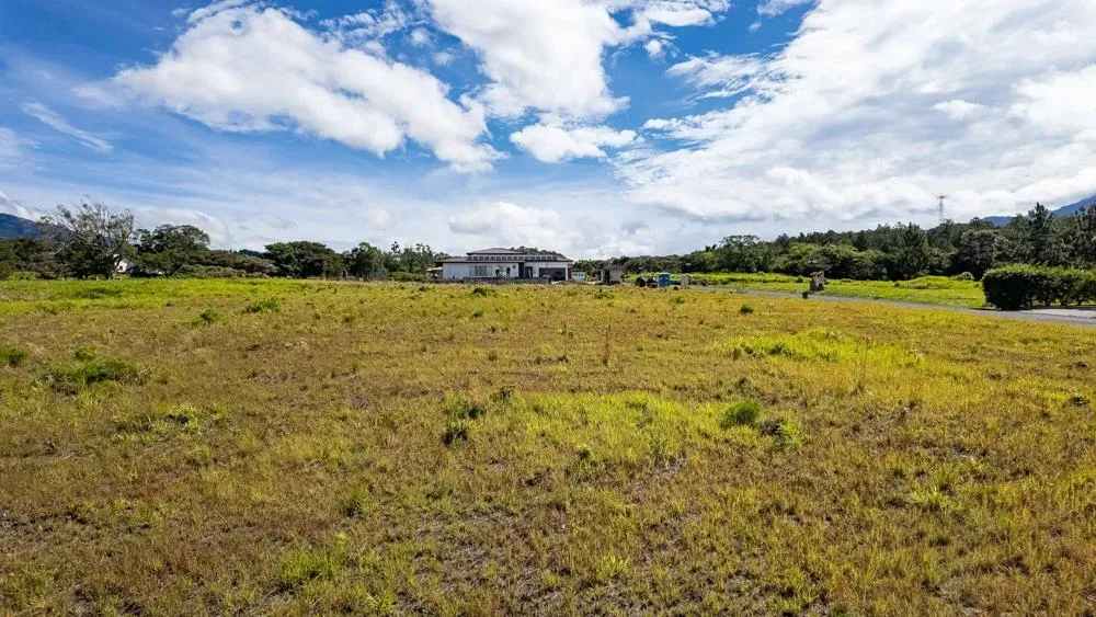 Flat Mountain View Lot for Sale in Country Club