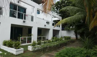 Apartamento Amoblado de 2 Niveles con Balcón y terraza cerca de la Playa