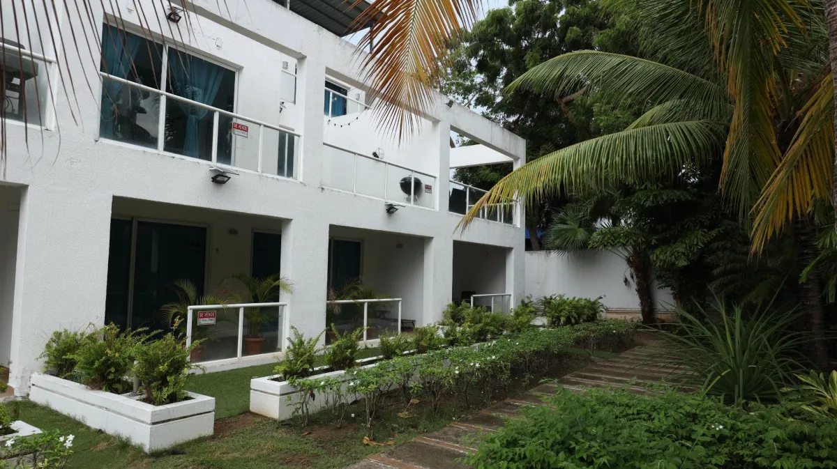 Apartamento Amoblado de 2 Niveles con Balcón y terraza cerca de la Playa