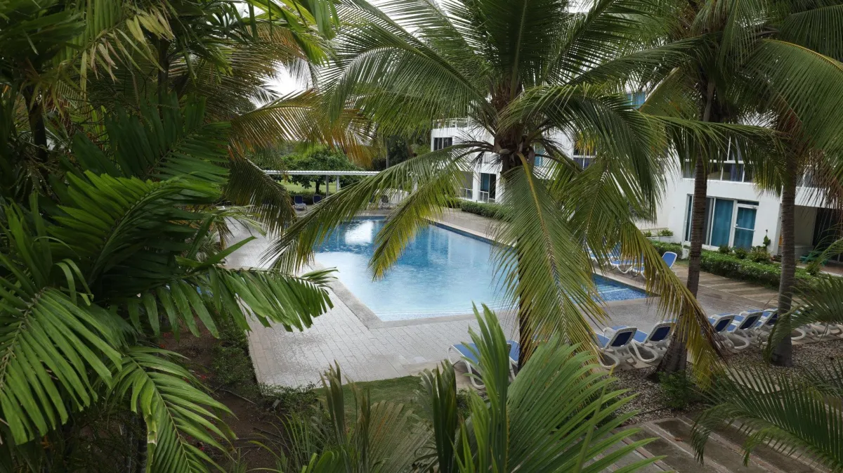 Apartamento Amoblado de 2 Niveles con Balcón y terraza cerca de la Playa