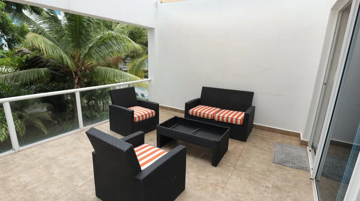 Apartamento Amoblado de 2 Niveles con Balcón y terraza cerca de la Playa